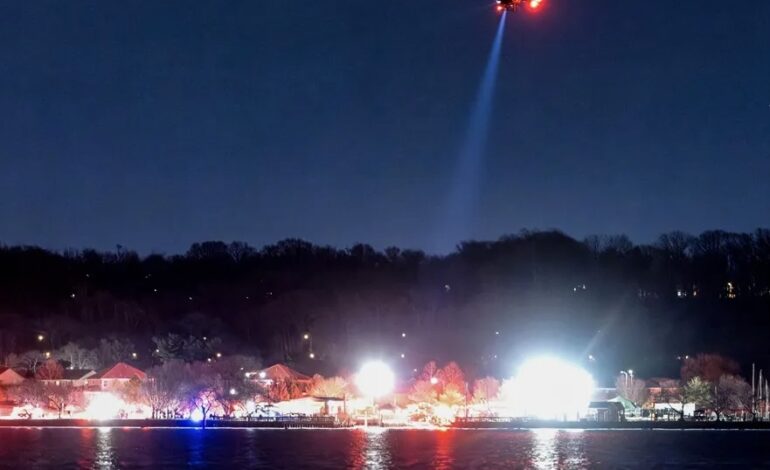 WASHINGTON: Avión con 67 personas se estrella contra helicóptero militar