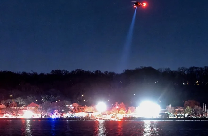 WASHINGTON: Avión con 67 personas se estrella contra helicóptero militar