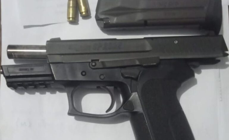 BARAHONA: Policía apresa en flagrante delito a reconocido delincuente en posesión de un arma de fuego ilegal en Cabral
