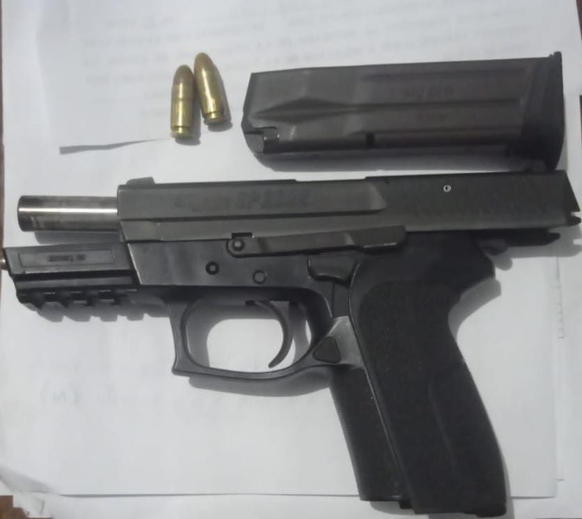BARAHONA: Policía apresa en flagrante delito a reconocido delincuente en posesión de un arma de fuego ilegal en Cabral