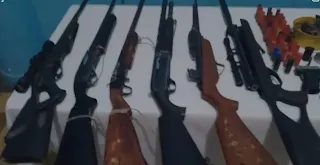 AZUA: Incautan siete armas ilegales y un verifón en allanamiento