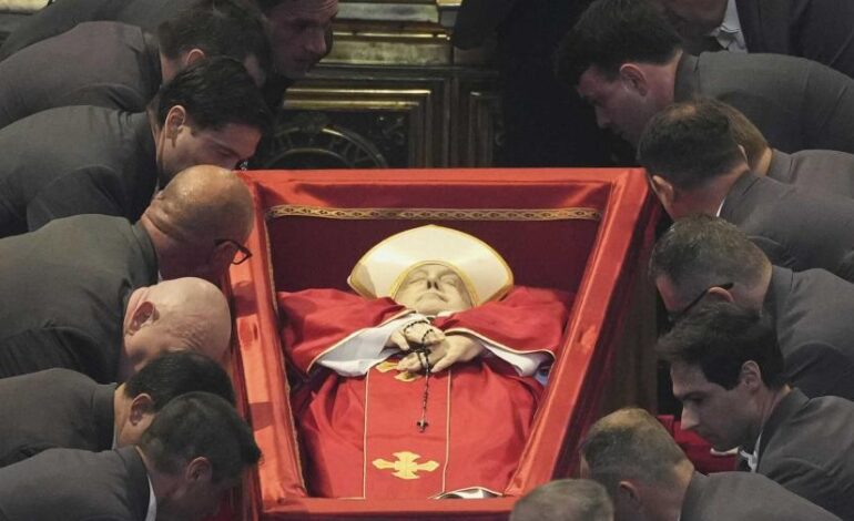 La basílica de San Pedro abre sus puertas para que los católicos se despidan del papa Francisco