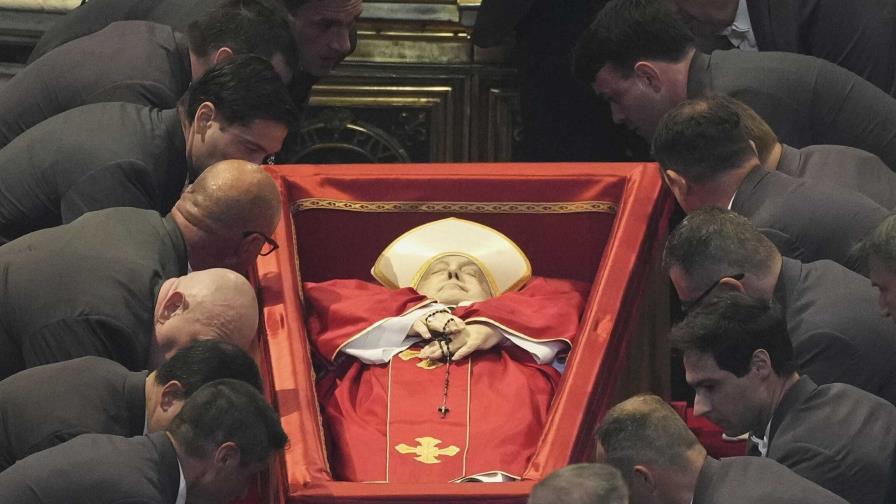 La basílica de San Pedro abre sus puertas para que los católicos se despidan del papa Francisco