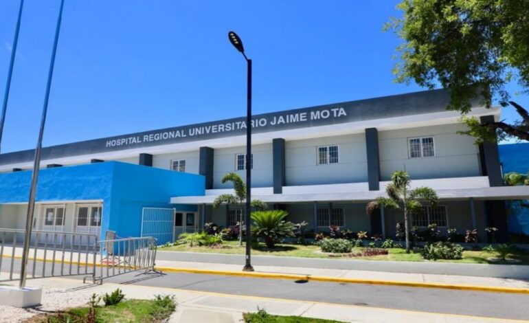 BARAHONA:  Doctoras, pacientes y familiares se van a los puños por falta de atención.
