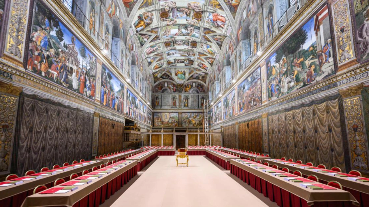 CIUDAD DEL VATICANO: Todo preparado en la Capilla Sixtina, donde los cardenales votarán ante el Juicio Final