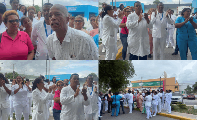 BARAHONA: Enfermeras y enfermeros se lanzan a protestar demandando el pago de sus incentivos en el hospital Jaime Mota.