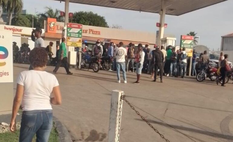 SANTO DOMINGO: Dos muertos en una estación de combustible de Villa Mella tras discusión por un turno