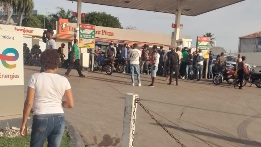 SANTO DOMINGO: Dos muertos en una estación de combustible de Villa Mella tras discusión por un turno