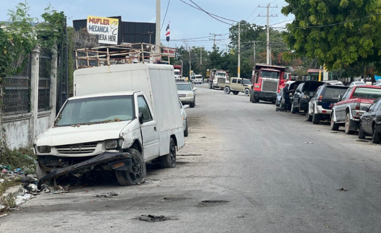 BARAHONA: ¿Un paraíso con chatarras? Vehículos viejos empañan la entrada de esta ciudad.