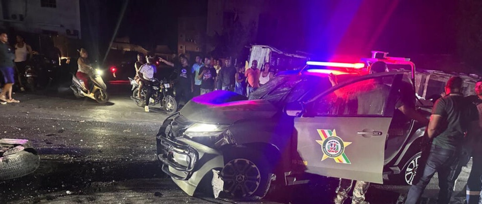 BARAHONA: Camioneta del Ejército transportaba embutidos a la 5 brigada sufre accidente en la Antonio Méndez