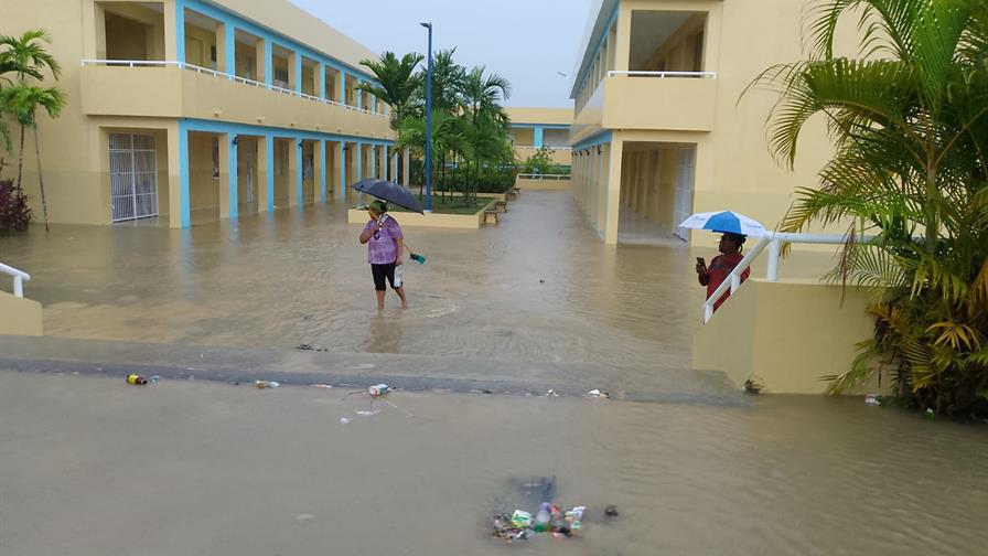 SANTO DOMINGO: MINERD suspende docencia en escuelas vulnerables por lluvias; anuncio salió a las 8:23 a. m.