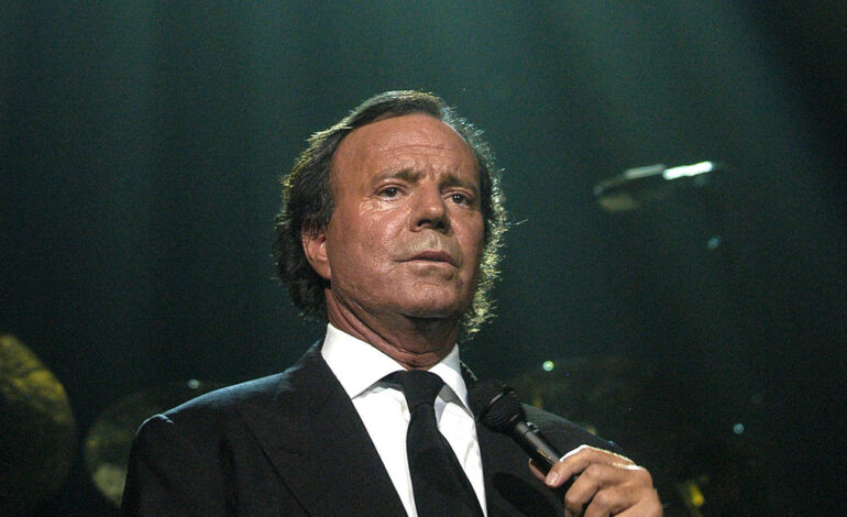 «Me metió la lengua hasta las amígdalas»: Salen a la luz más detalles del escándalo sexual que salpica a Julio Iglesias