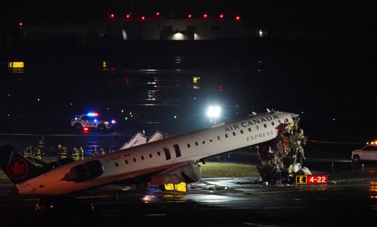 NUEVA YORK: Dos pilotos mueren tras choque entre de un avión y un camión de bomberos en Aeropuerto de Nueva York
