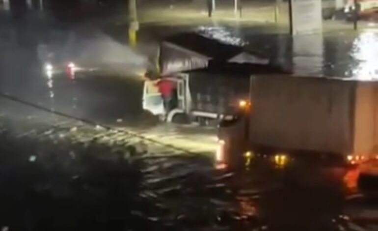 SANTO DOMINGO: Inundaciones afectan tránsito vehículos en autopista Duarte