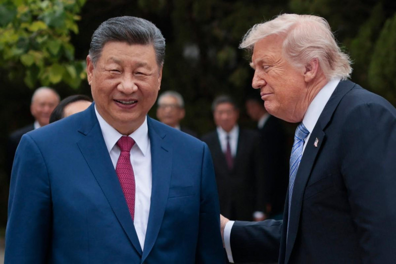 PEKIN: Trump se olvida de la guerra comercial para hacer negocios con su «amigo» Xi en China