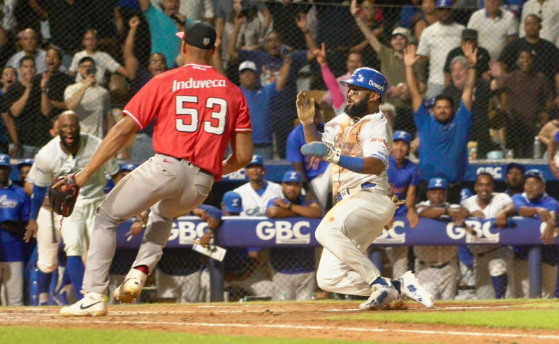 SANTO DOMINGO: Jesús Madé pega hit crucial en el triunfo Licey