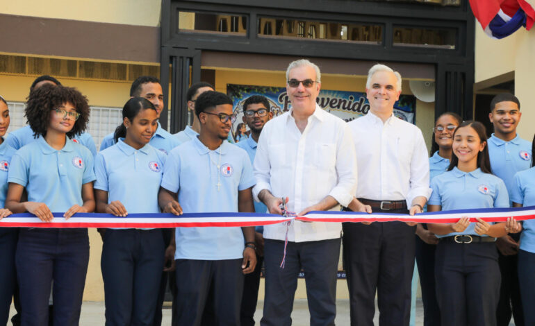 SANTO DOMINGO: Abinader entrega 2,200 títulos; inaugura escuela y dos techados