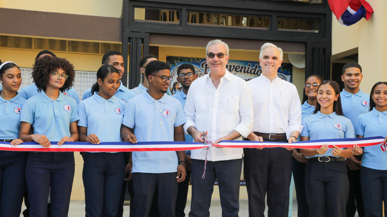 SANTO DOMINGO: Abinader entrega 2,200 títulos; inaugura escuela y dos techados