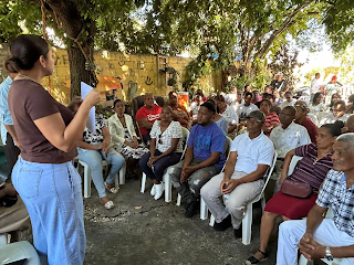 BARAHONA: Sara Féliz da seguimiento a iniciativa para que familias de Palmarito logren sus títulos de propiedad